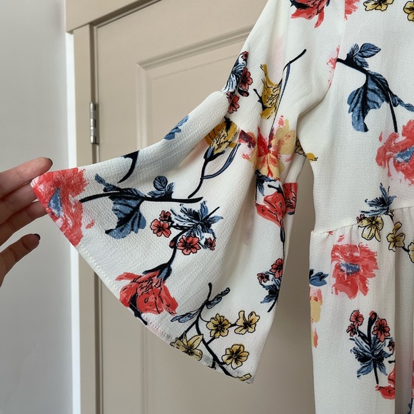 Super pretty and light summer dress! Size Small. Shop Stevie Co. Bell sleeves - Picture 4 of 5